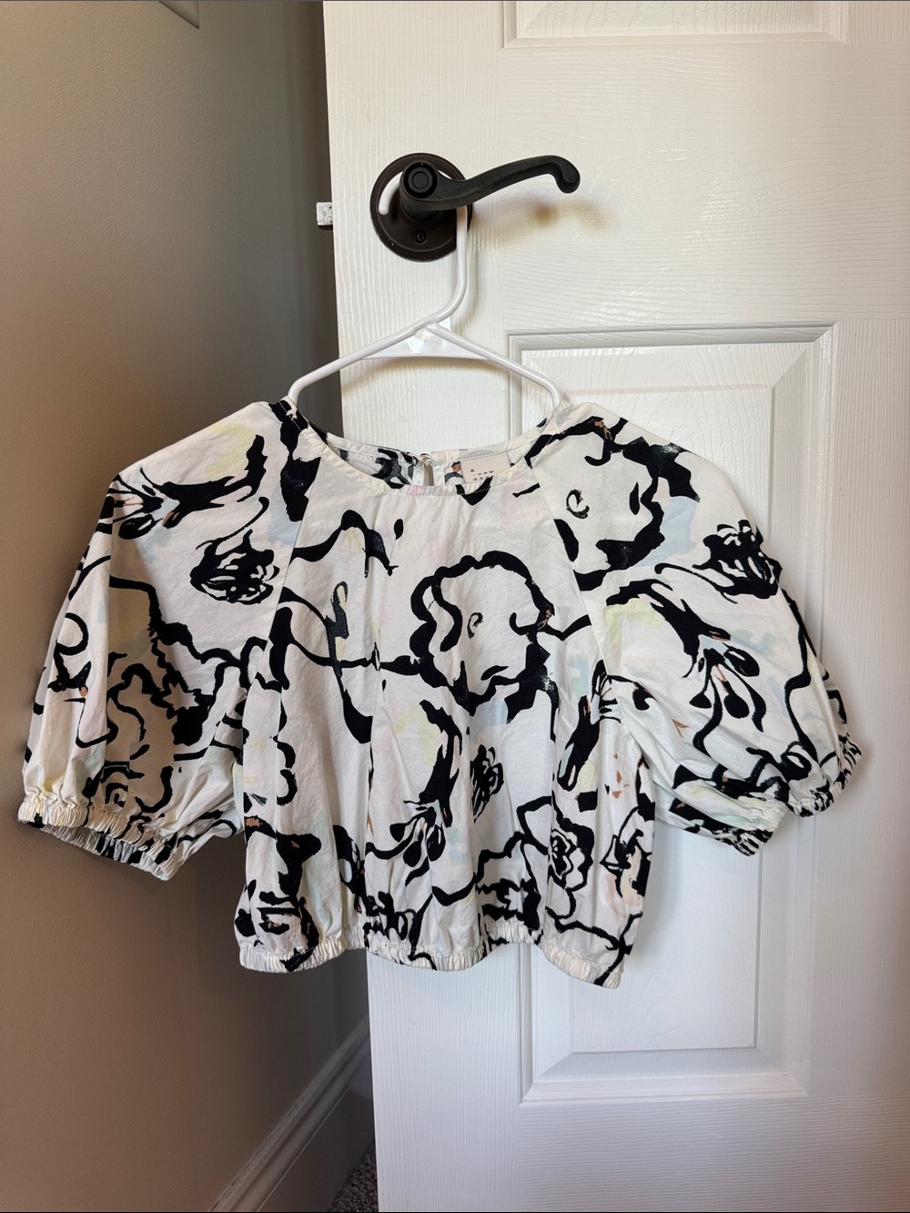 a new day Black & White Floral Puff Sleeve Crop Top